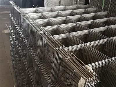 鋼絲焊接網(wǎng)片以鋼絲為原料，經(jīng)過(guò)專(zhuān)業(yè)設(shè)備加工成網(wǎng)狀